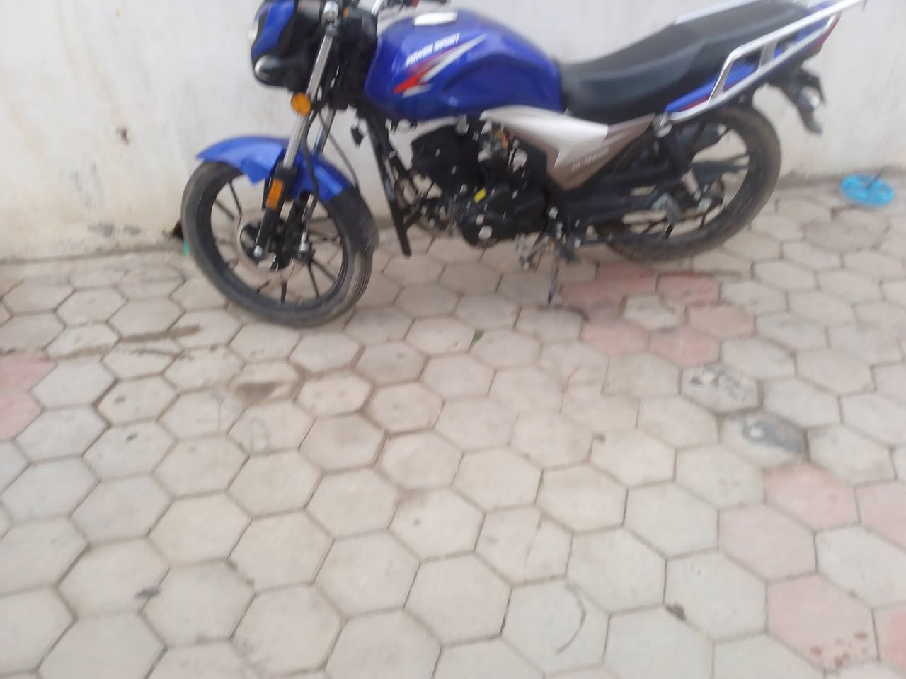 السلام عليكم موتور للبيع سايم رمادي شارع 20 نظيف سعر 950 ***********
