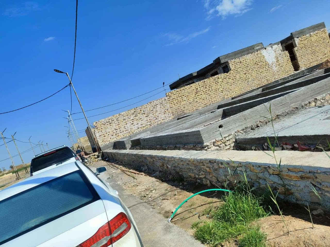 يا الله
قطعة أرضةللبيع  مساحه 330متر ركن بيها خريطه كامله مثل ماموجود بلصور 3غرف6×4 معه صاله  حرفL معه بارني 9×4 معه مطبخ  صحيات خارجية وداخليه 
سبتتنك جاهزه ومصبوبه 
منور أساس سياج خارجي
الموقع مجمع العارضيات بلبدايه ركن ع شارعين 
المنطقه مفصله شورارع تبليط كهرباء ماء خدمات المنطقه جديده وهادئه
*********** وات ساب واتصال مكلف بلنشر
