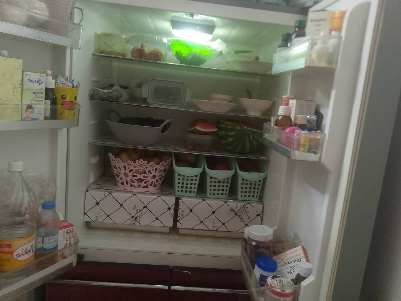 سلام عليكم ثلاجه للبيع ومن فوق ثلاجه ومن جوه مجمده اسمها ALHAFIDH
مواصفاتها 

تبريد قوي جدًا ✅

تحكم إلكتروني بالحرارة ✅

وضع Eco لتوفير الكهرباء ✅

وضع Super للتجميد السريع ✅

كفالة 5 سنوات على الكمبروسر ✅

إنارة LED داخلية ✅

شكل خارجي مرتب ولون ماروني مميز ✅

صوتها هادئ واستهلاكها جيد للكهرباء ✅

مناسبة لحر العراق 🔥

حجمها  كبير ومناسب للعائلة 👌

وفيها فقط ضرر بسيط فتحه التسريب الماء مسدود وقابله التصليح لأقرب مصلح يمكم لان ماكو واحد يمنه ولا يجاوز تصليحها ٥ الالف 

والسعر 450 وبيها مجال 

العنوان في الخاص للاستفسار............


**إذا كنت صاحب هذا الإعلان وتريد حذفه لأي سبب، رجاءا أرسل رسالة إلى الدعم الفني**