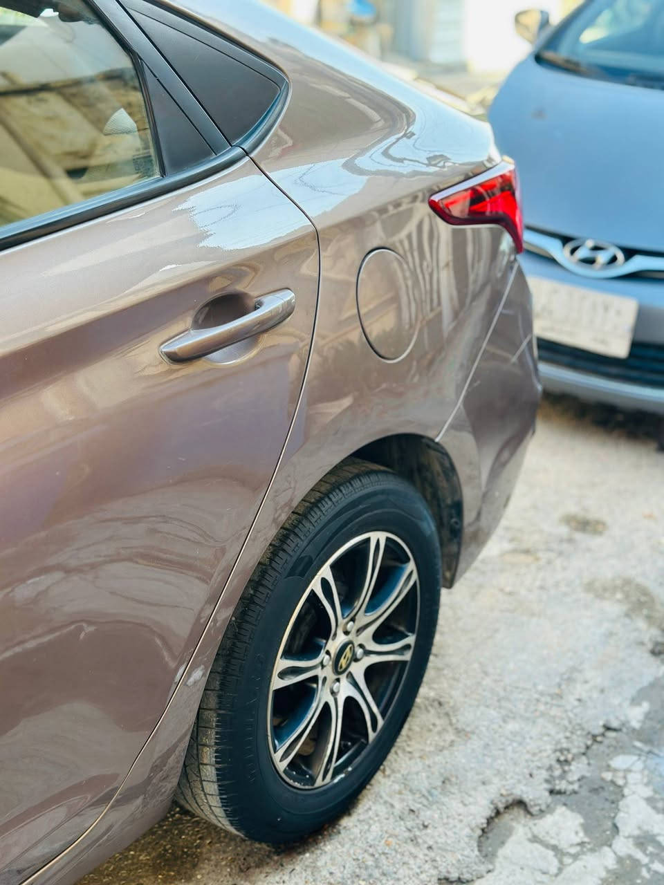 السلام عليكم
اكسنت 2020 خليجي 
سيارة بيها اربع قطع صبغ بدون دواخل بدون ضربة بدون تبديل حجم المحرك 1400 دوش سيارة جاهزة محرك كير تبريد صدر كهربائيات جاهزة ما بيها اي نقص ماشية 150 الف رقم بغداد الماني مشروع وطني سونارها موجود ناشره 
السعر 100 وبيها مجال بسيط 
مكان السيارة بغداد الكرخ
للاستفسار
***********
