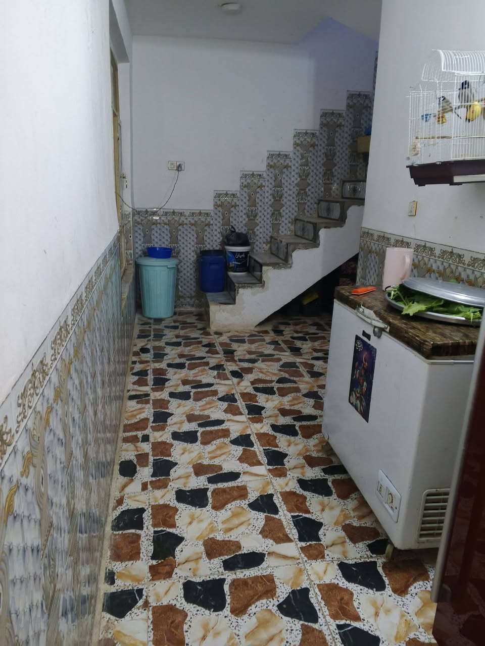 سلام عليكم اخوان عندي هاذه البيت البيع زراعي مساحه 150متر بال حمد نزلت شيخ سامي بيت نضيف وكله سيراميك
بي 2غرف نوم 
وستقبل وبراني 
وبي صحيات خارجي وداخلي 
مطبخ وساحه
وستفسار على هذا الرقم 
***********
***********
