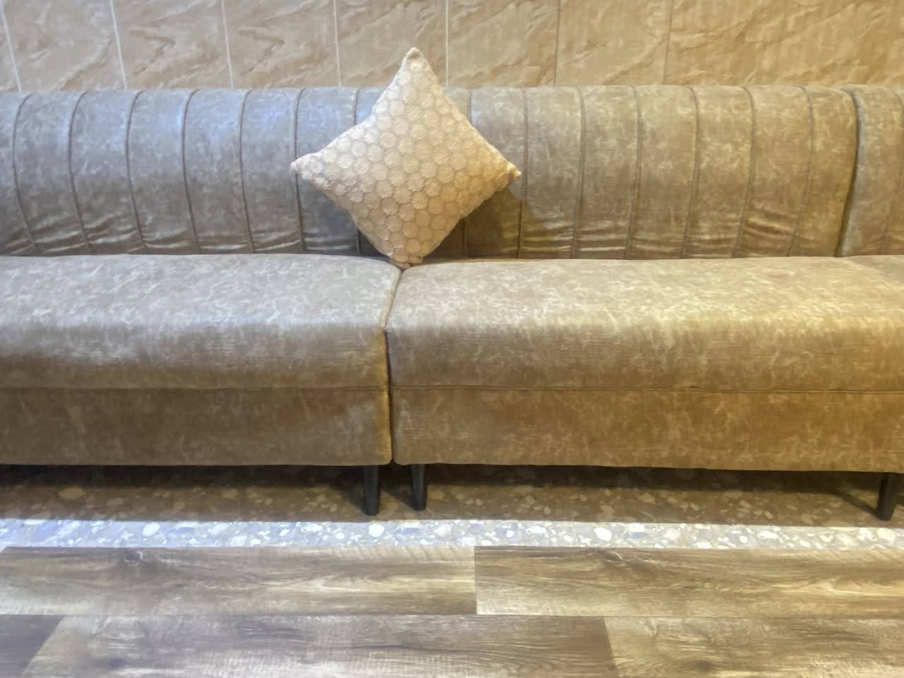 قنفات كويتيه جديده مامستخدمه
السعر 650 وبي مجال 
للاستفسار واتساب ***********
العنوان بصره الهارثه قرب معمل ورق
