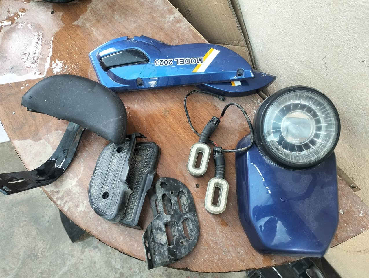 غراض ماطور شحن
1.العقل  3نمر  السرعة 50
2. الشاحنه 48فولت مال 4 بطاريات
الاستفسار خاص او الاتصال على رقم 
***********
