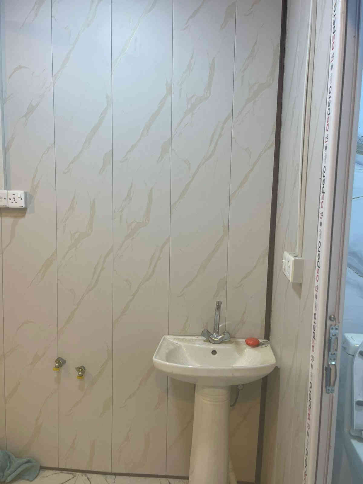 سلام عليكم شقة للايجار ***********
شقة طابق 2 درجيين للإيجار عوائل فقط بناء جديد جاهزة  العنوان المشتل حي المعلمين قرب المجلس البلدي منطقة سكنية بيت وليس عمارة 
تحتوي على غرفة وصالة ومطبخ وحمام السعر 300 الف 
غير متواجد بالفيس للتواصل ***********
واتساب هم موجود
