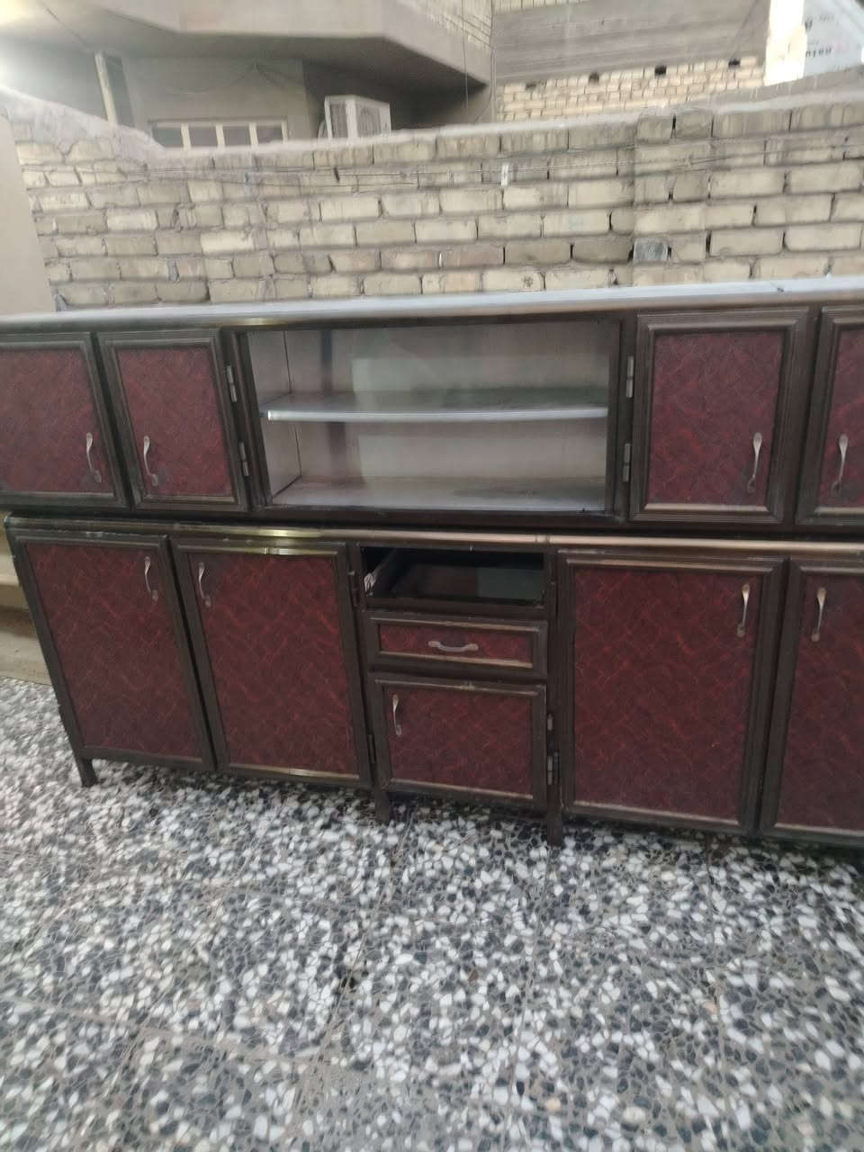 كارنتر نضيف بس نقص جراره والباقي مكفول كفاله عامه مرمر طبيعي مو صناعي *********** اذا اكو مراوس بتخم 10مقاعد او اكثر او ديوان
