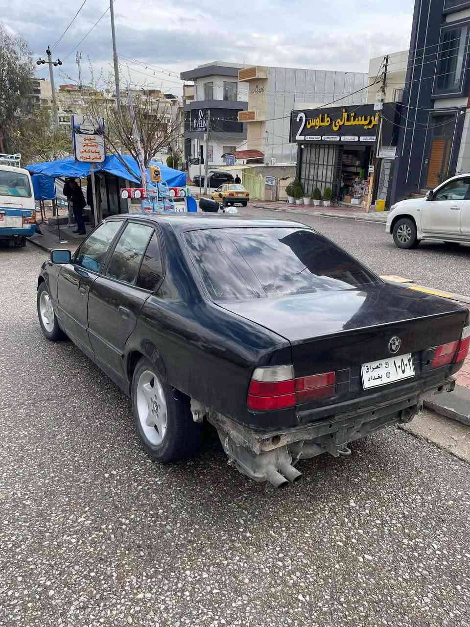 مۆدێل ١٩٩٢ ..
٥٢٠ گێر عادی . تاقم وایەر بووش . ئارمو ئەوەلیات بەشەرت . تازە بۆیاخ . بەرگە درگای فۆرمیکا . گەرمی ئیش ئەکات . بێ تەقەو رەقە . مەکینەی دووکەڵێکی کەمی هەیە ..***********
٢٧ مەجالیکی کەم سلیمانی السليمانية, العراق
