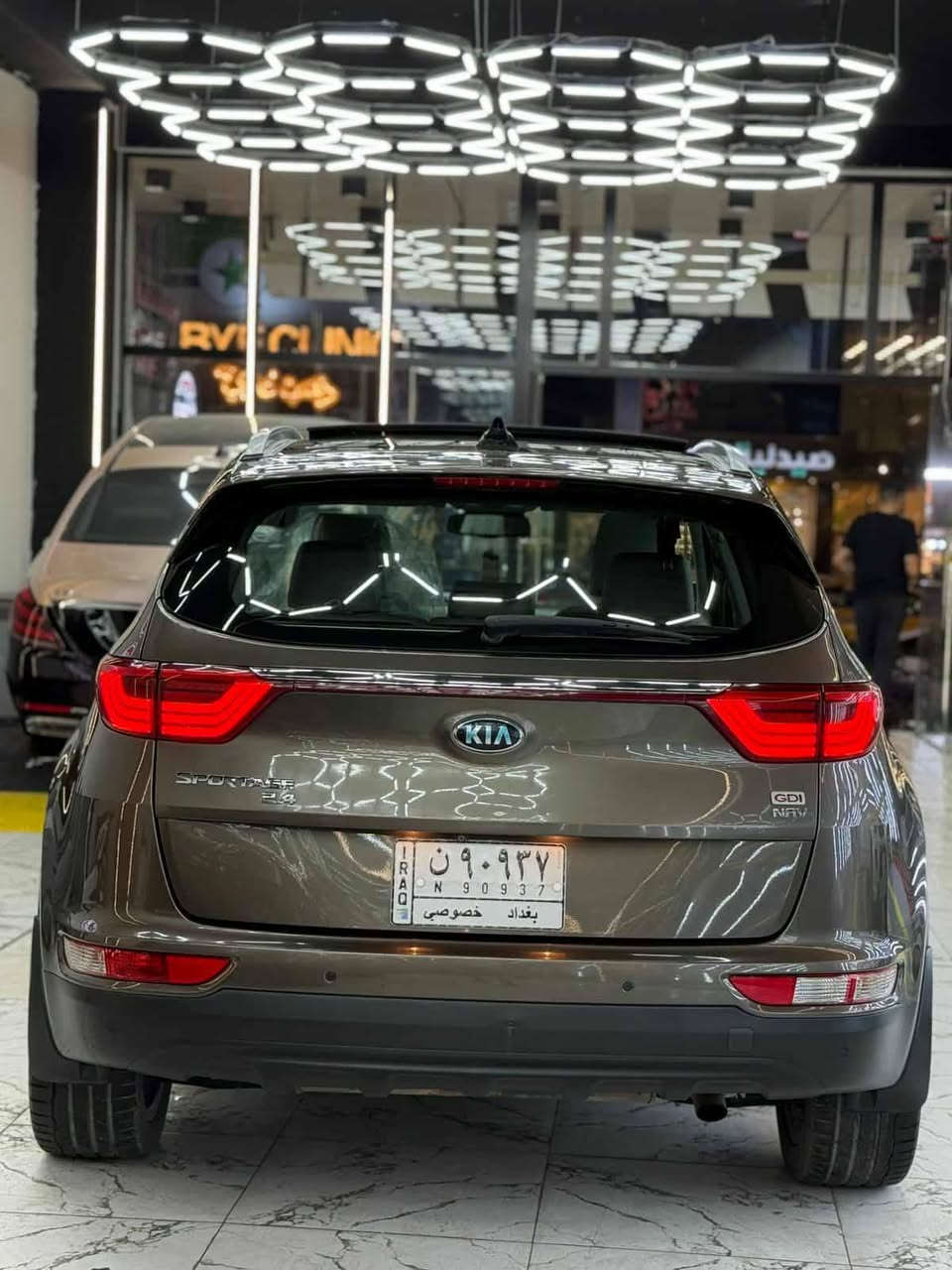 السلام عليكم للبيع او مراوس حسب القناعه
كيا سبورتج 2018 خليجي فول مواصفات كفاله عامه مكينه 2.4 gdi 
مواصفات السياره 
• حساسات اماميه + خلفيه 
• مري شفط 
• بنوراما 
• لايتات امامي + خلفي لد 
• لايت زنون عدسه + اوتو 
• تحكم ستيرن 
• شاشه اعطال 
• شاشه كار بلي 
• تبريد بيانو 
• تبريد قطعتين 
• كراسي اماميه تحكم كهرباء 
• ماسحات اوتو 
• ويل كب قياس 18 
• حاكيه اتصال 
• سايد بريك كهرباء + اوتو 
• ثلاث انظمة قيادة ( سبورت - نورمال - ايكو )
• كير AT 
• جام اوتو 
• نظام مانع تزحلق 
• نظام مانع انحدار 
السياره جديده كير ومكينه مكفولات 
السياره معروضه 185 وبيها مجال 
مكاني بغداد الجديدة 
للإستفسار ***********
