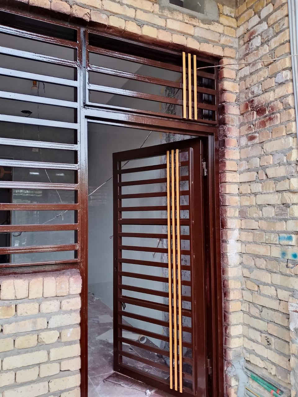 السلام عليكم انا صباغ وهذا شغلي اللي عنده شبابيك تنظيف وصبغ يتصل على هذا الرقم ***********
