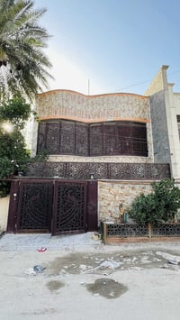 دار للبيع نظيف المساحة 150 متر الواجهة 7،50 في حي القاهرة الثانية يحتو...