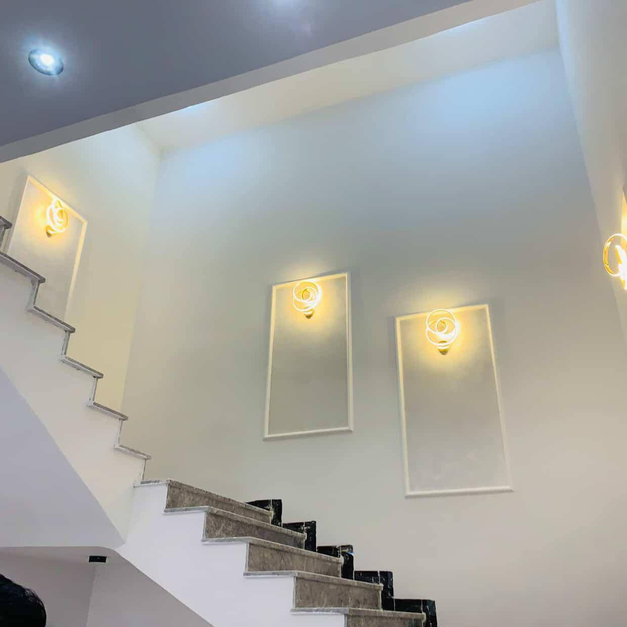 بيت للبيع
المساحة ( ٣٠٠ ) متر
أمام حديقة عامة 
البيت ما مسكون ابد ( جديد)

تبريد مركزي 
عدد المطابخ ٢
عدد الغرف ٥
عدد الحمامات والمرافق الصحية ٣
هول 
صالة 
ديوانية
العنوان الانبار الرمادي 
***********
