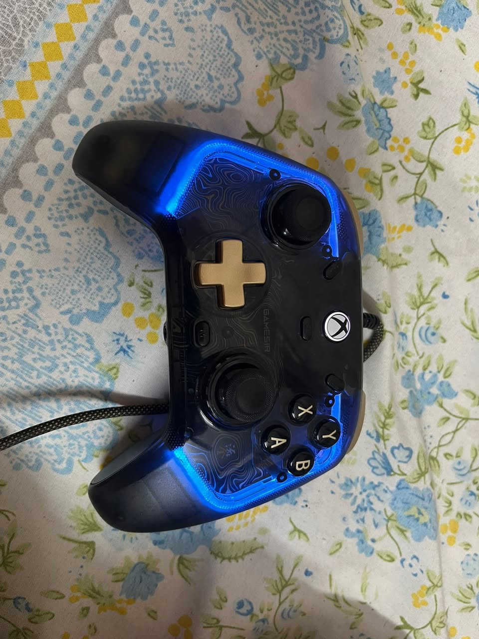 السلام عليكم جوستك GAMESIRاحترافي للكيمنك بيها اضاءه LED للبيع مع واير اصلي قيم واخذ بلي يرضي الله المكان بغداد الصالحيه توصيل موجود التواصل رقمي ***********
