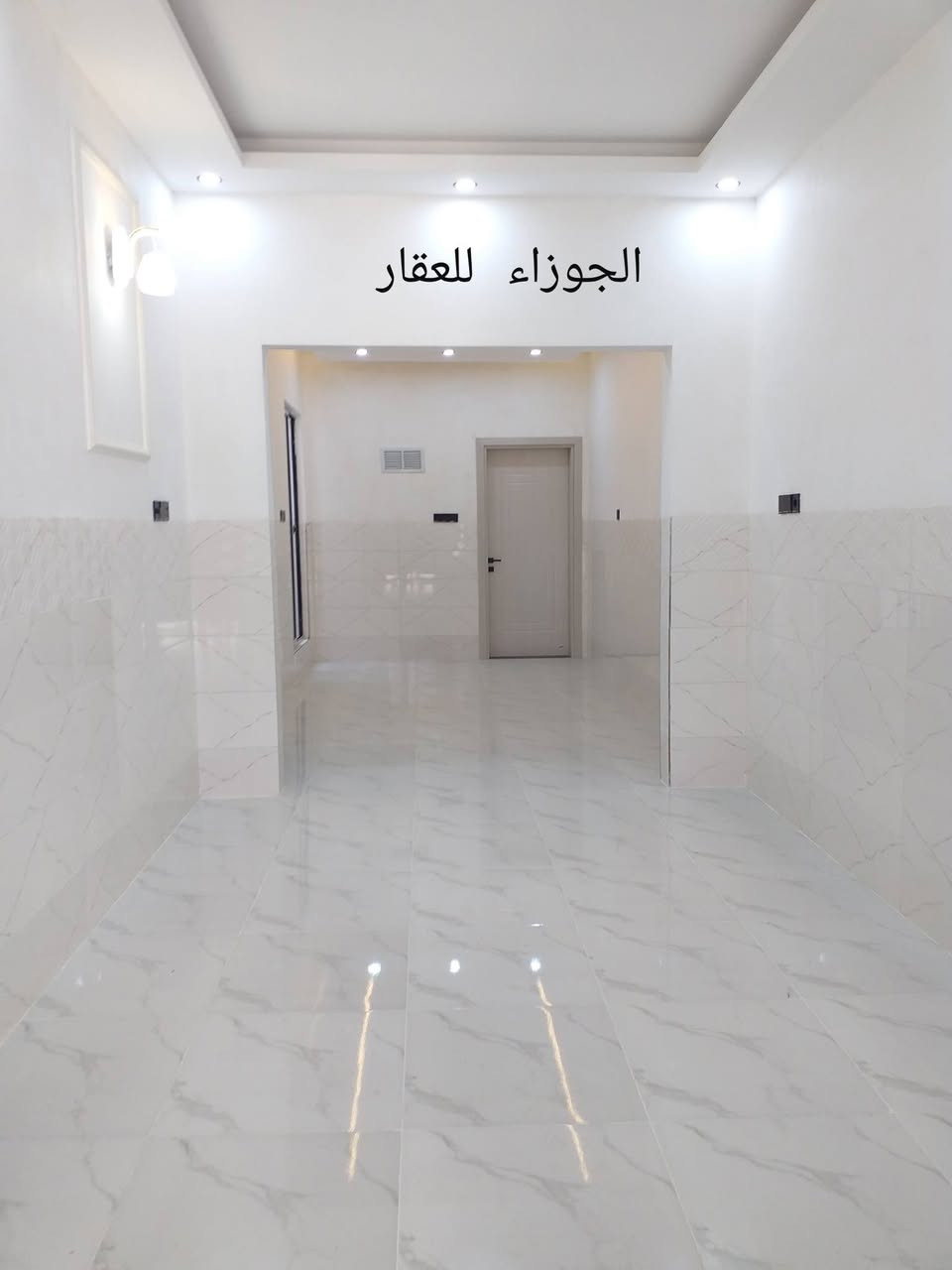 للبيع ... للبيع
دار سكني بناء حديث زيرو في حي الوحدة قرب مدرسة الوحدة الإبتدائية للبنين

سند طابو الزهور شرط التحويل

المساحة ١٠٠ متر / الواجهة ٥ × ٢٠ / طابقين / شروق

الطابق الأول يتكون من غرفة نوم - هول - مطبخ - استقبال منور - كراج - حمام - تواليت خارجي وداخلي 

 الطابق الثاني : ٢ غرف نوم / هول / صحيات / بلكونة

الواجهة حلان - الارضية بورسلين والجدران سيراميك - سقوف جبسن بورد ومغربي - نظام دكتات مركزي

السعر ١٤٥ مليون
الدلالية ١%

للتواصل مراجعة مكتب الجوزاء الكائن نهاية السايدين المؤدي الى مدرسة الوحدة وجامع الرحمن

او الإتصال على الأرقام التالية في الأوقات من الساعة ١٠.٣٠ صباحاً لحد الساعة ٩ مساءً :
***********
***********

لعرض عقاراتكم من بيع وإيجار راسلونا عبر صفحتنا او إتصلو بالأرقام أعلاه او زورو موقعنا

تابعو صفحتنا لتصلكم عروضنا اولاً بأول

#مكتب الجوزاء للعقار وسيطك العقاري الافضل
