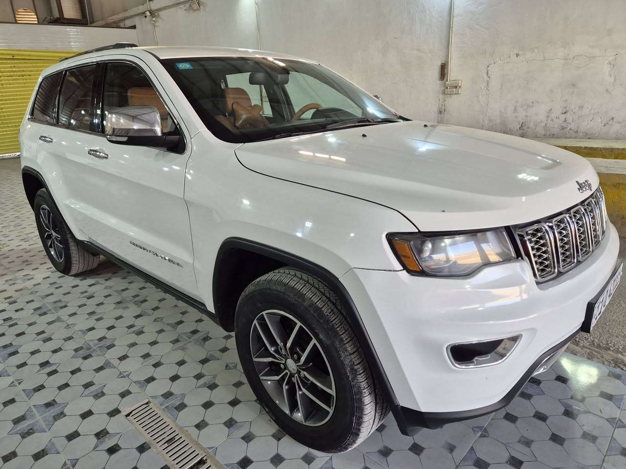 جيب جراند شيروكي 15 مرمز 22 مرقم بغداد مميز بأسمي الحادث جاملغ وبنيد تبديل والجاملغ الثاني صبغ السيارة جديده كلش وجاهزة من كلشي السعر 190 
***********
