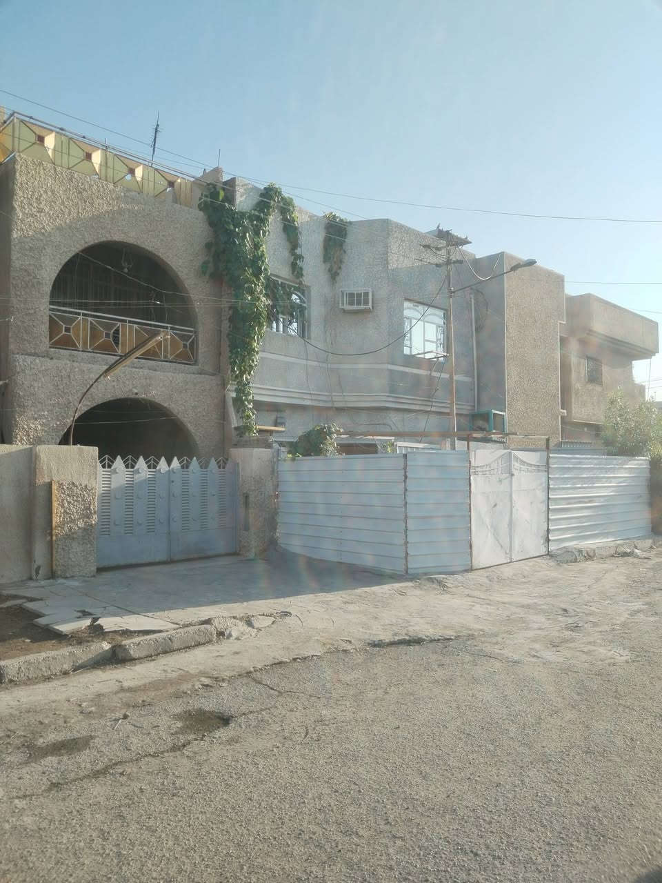 دار للبيع ملك صرف في حي اور منطقة ال600 الموقع مميز
مقابل مدرسة اغادير وروضة السندس الواجهه 8م والنزال 10 المساحة الكلية 80م 
الدار مدخلين يحتوي الطابق الارضي على كراج يتسع لسيارة وحديقة خارجية وحمام خارجي واستقبال ومطبخ وغرفة نوم ومنور وخدمات
و في الطابق الثاني ثلاث غرف نوم وخدمات وبيتونه فيها مخزن صغير للاستفسار متواجد من الساعه 8 صباحا الى الساعه 10 ليلا على الرقم 
*********** 
غير متواجد على الفيس رجاء اكو تليفون خابر وتدلل لان ناشر باكثر من كروب المنطقة جدا هادئة جميع المدارس قريبه ابتدائية روضة اعدادية متوسطة والخدمات كلها قريبه الدار كونكريت مسلح ارتفاع السقف 3م عالي عن الشارع
