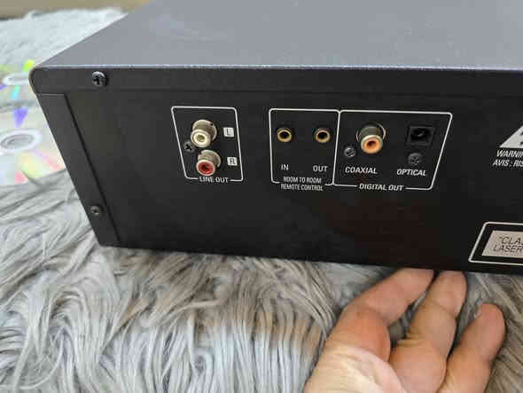 مشغل اقراص سيدي وMp3 مضغوط ياخذ 5 اقراص مع بعض  قطعه. تحفه جميله. استيراد. استراليا. وزن ثقيل قطعه مواصفات حلوه مكاني سماوه ***********
