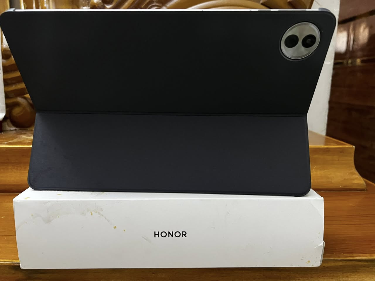 📢 للبيع: تابلت HONOR Pad 10 (أحدث إصدار) بحالة ممتازة شبه جديد ✨
لأصحاب التصفح، الألعاب، الدراسة، والعمل، معروض للبيع تابلت هونر باد 10 بمواصفات "رقم 1" وأداء فائق النعومة.  
📌 الميزات النارية (رقم 1 في الفئة):
• 🔋 البطارية (عملاقة): بسعة ضخمة جداً 10,100 mAh تدوم معك لأيام من الاستخدام المتواصل، وتدعم الشحن السريع.  
• 🎬 الشاشة (خرافية): شاشة كبيرة بحجم 12.1 إنش بدقة عالية جداً 2.5K بأبعاد (2560 \times 1600 بكسل) مع تقنية حماية البصر من Honor وتردد 120Hz فائق السلاسة.  
• 📸 الكاميرات: كاميرا خلفية بدقة 8 ميجابكسل وكاميرا أمامية بدقة 8 ميجابكسل ممتازة للمكالمات والاجتماعات والدراسة.  
⚙️ المواصفات التقنية الكاملة للجهاز:
• ⚡ المعالج: المعالج القوي والحديث Snapdragon® 7 Gen 3 بتقنية 4 نانومتر، ممتاز جداً للألعاب الثقيلة وتعدد المهام بدون أي تعليق.  
• 💾 الذاكرة والتخزين: ذاكرة داخلية 256 جيجابايت (المساحة الفارغة الحالية 202 جيجابايت كما في الصورة)، مع رام 8 جيجابايت بالإضافة إلى ميزة Honor RAM Turbo لتوسيع الرام وأداء أسرع.  
• 🔊 نظام الصوت: يحتوي على 6 سماعات ستيريو محيطية بصوت نقي وعالي جداً لتجربة سينمائية.  
• 🤖 النظام والواجهة: يعمل بأحدث نظام من شركة هونر MagicOS السلس والذكي والمدعوم بميزات الذكاء الاصطناعي.  
💼 ملحقات الجهاز وحالته:
• حالة الجهاز: نظيف جداً وأخو الجديد (شاشته أصلية وبدون أي عيوب أو خدوش).
• الملحقات: كارتون كاملة و الشاحنة و الكيبورد 
💵 السعر: [450]
📍 الموقع: بغداد
📞 للتواصل: يرجى المراسلة على الخاص أو الاتصال على الرقم: [***********]
