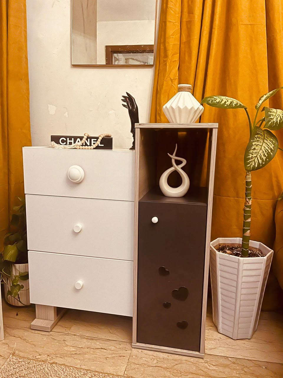 غرفه شبابيه ماركه ايكيا نظافته💯💯سريرين 
اتصال ع رقم ***********
واتساب
