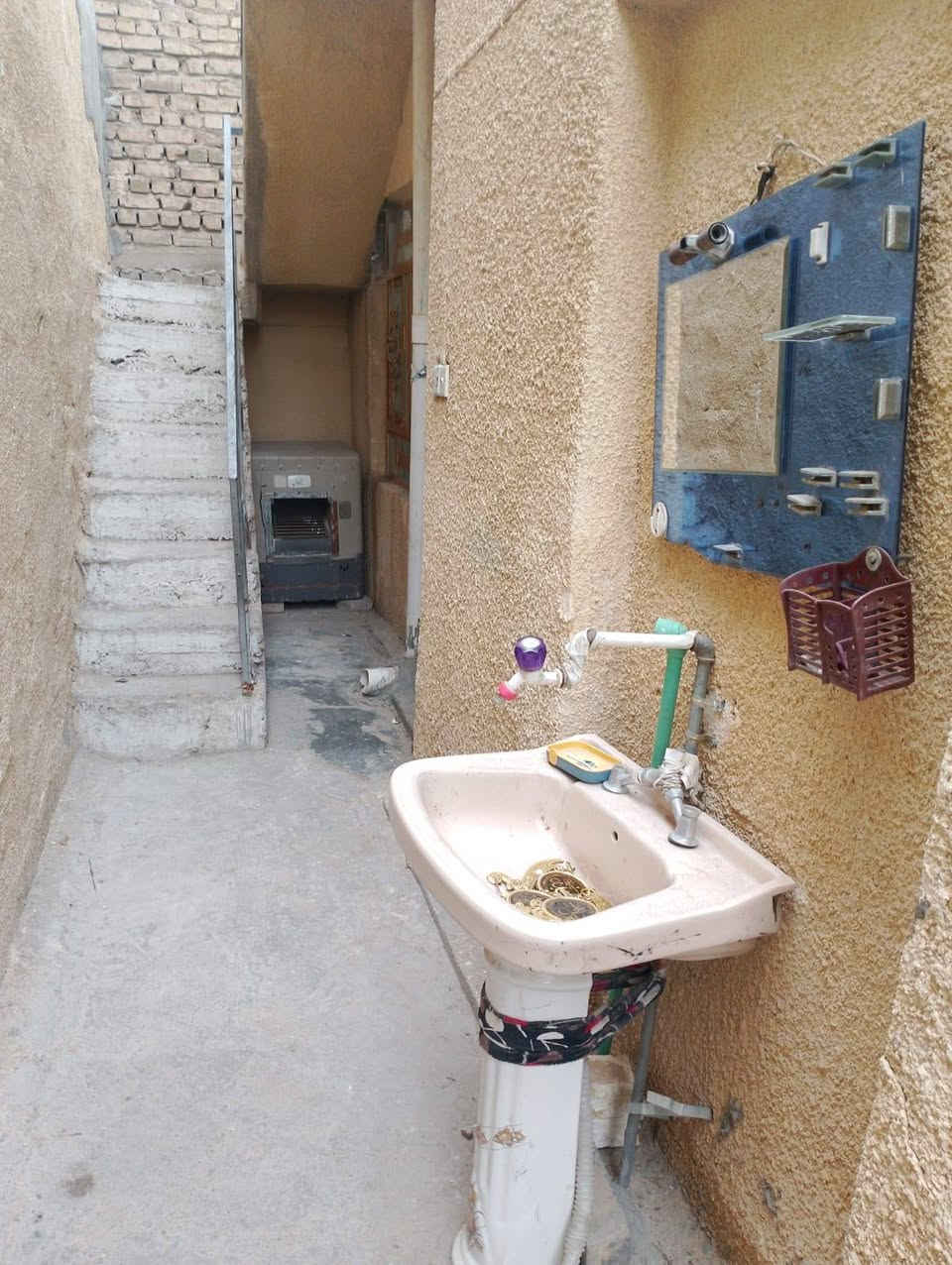 سلام عليكم بيت لليجار مساحه 75 بي غرفتين و صحيات و مطبخ صغير مكان بل شريفي سعر 200 قفل ***********
