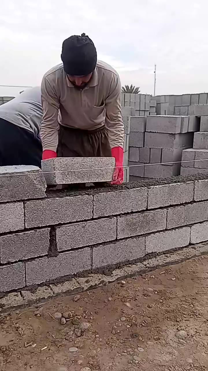 السلا عليكم كادر بناء متفرغ حاليآ
بناء شرط رقم واحد ع شاهول والخيط
وزن بصوندا وقياسات ع مليم 
بيت او سياج او ستاره او بيتونه
كله سعر واحد الله يرزقنه ويرزق الجميع
***********
