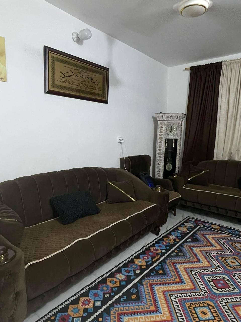 السلام عليكم
بيت للبيع بالشعب بشارع الصحة مقابل جامع الحق 
المساحة ١٦٠ الواجهة٨ النزال ٢٠ الطابق الأول كراج وحديقة واستقبال وصالة ومطبخ حار ومطبخ بارد مفتوح على الصالة وحمام والطابق الثاني ٣ غرف وحمام وسطحين بناء مسلح ترميم 2024 السعر 270مليون وبي مجال 
للاتصال(***********) 
لل مراسلة واتساب (***********)
تمت إعادة النشر بسبب الوعود الكاذبة .
