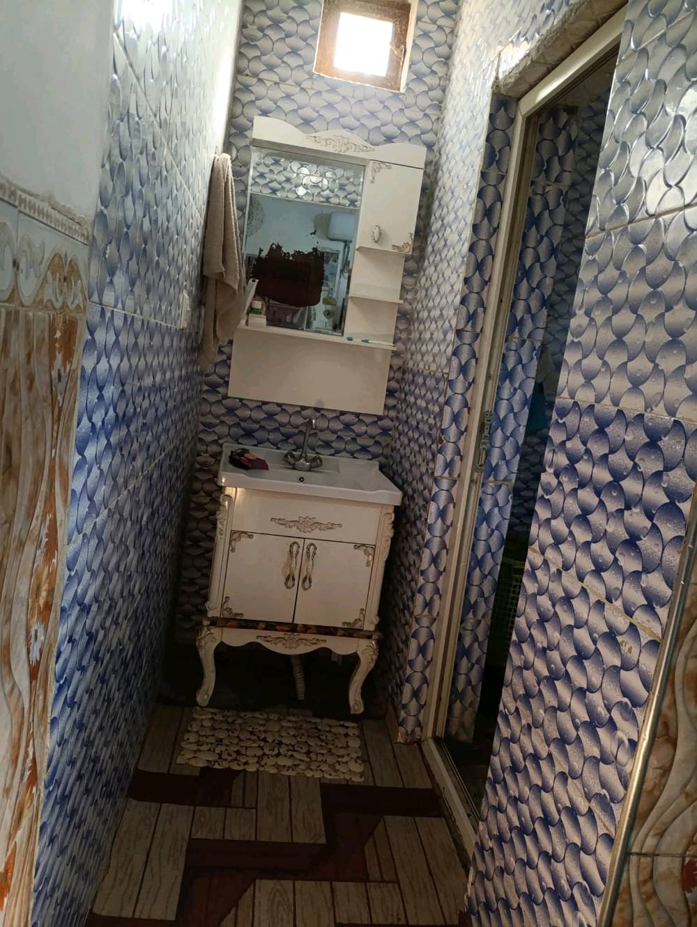 بيت 150متر ركن ع شارعين طابو زراعي مشمول ب التطويب  سند 25  كافة الخدمات متوفرة ماء كهرباء باب البيت البناء اساس صب بناء بلوك سقف عكادة. يتكون من 3غرف نوم وصالة ومطبخ واستقبال وطارمة جبيرة يبعد عن الشارع تقريبا 100متر عنوان كوفة شارع معمل خلف مستوصف علي الرماحي   