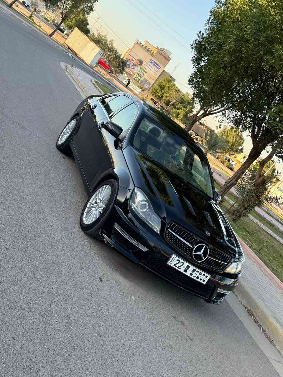 السلام وعليكم
***********
مارسيدس c350
محرك v6 
فول موصفات 
فتحه 
كشنات جلد كهرباء 
ستيرن كهرباء 
تحكمات ستيرن 
داخل بيجي 
شاشه 
لايت زينون وعدسات 
رقم اربيل تحويل وكاله بشرط 
مكانه بغداد السيديه 
السعر 108 مع مجال
