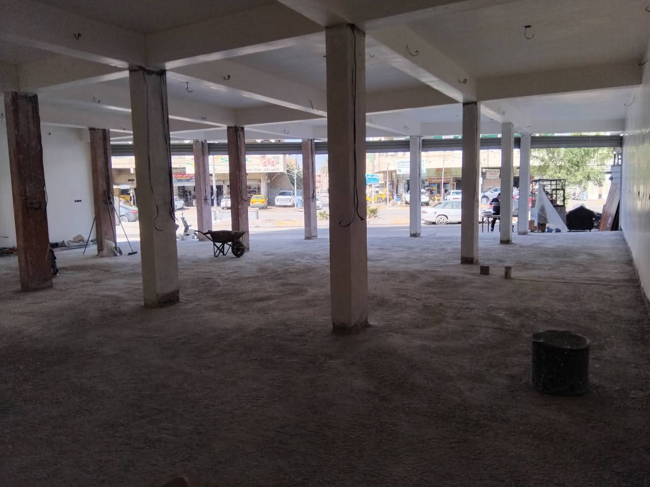 سلام عليكم بنايه للايجار ط ارضي مساحه ٢٠٠م ٥محلات مفتوحه  مع وجود صحيات  بغداد الحريه الثالثه شارع المسعودي اي شارع المعارض  واي استفسار  ***********
