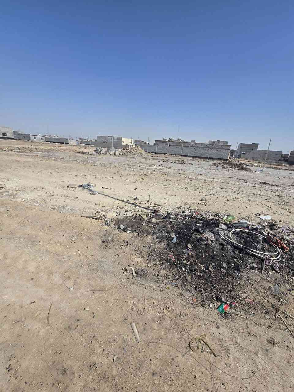 السلام عليكم
قطعه ارض للبيع 
مساحه 300 
واجه 15
..طابو ملك صرف زراعي عراقي 
سعر 33 بيها مجال 
ابو خصيب عوجه
للاستفسار ***********
