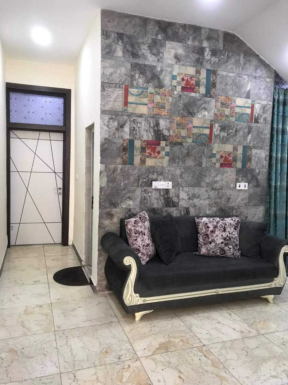 بيت طابق واحد ١٥٠ م بمواصفات ممتازة، مقابل مدرسة الرباط  وعلى شارع عرض 16 متر، مطلوب اسكان تقريباً ١٠ ملايين تسديده ١٣٠ الف بالشهر.
✨ تفاصيل العقار:
طابق واحد
أرضية مرمر (حتى الگراج والبيتونة)
شارع عريض (16 متر)
موقع مميز مقابل مدرسة الرباط
🔌 الخدمات:
كهرباء (بواري دفن)
ماء درجة اولى قهرمان ثقيل
مجاري درجة اولى أمل الشريف
🏗️ التشطيبات:
تقفيل درجة أولى
سيراميك المطبخ إيطالي 🇮🇹 (بي كاونتر HDF مسوي ب ٣٠ ورقة يتم الاتفاق عليه على حدا)
حمامات سيراميك إسباني 🇪🇸
شبابيك وأبواب خارجية حديد ثقيل
أبواب داخلية تركي درجة أولى
💎 بيت جاهز للسكن، مناسب للعوائل، وتشطيب راقي.
📞 للاستفسار والتفاصيل أكثر:
 الاتصال على الرقم: (***********)
