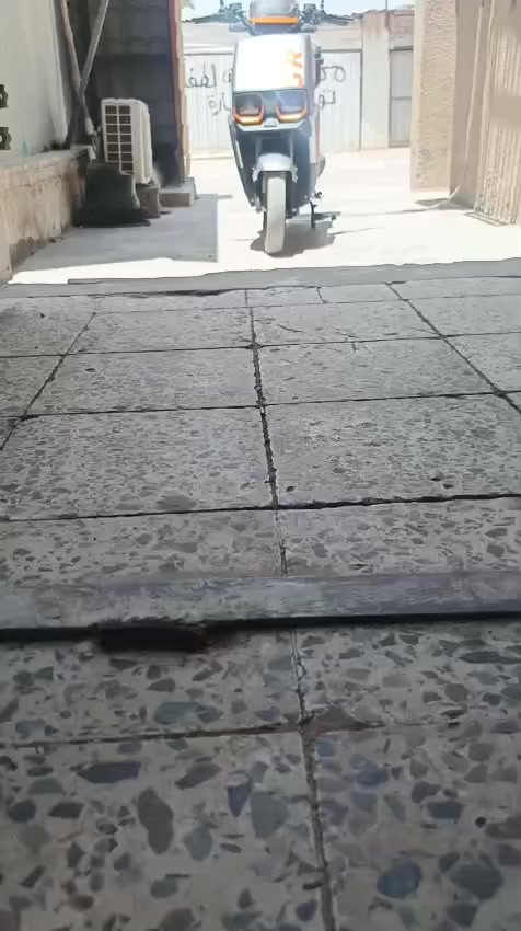 السلام عليكم دراجه شحن نضيفه نقصها بطاريات بس بعدها مماشيه بطارياتها منفوخه سعر ٣٥٠ رقم التليفون ***********
