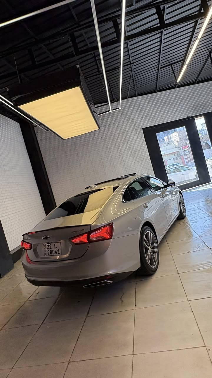 ماليبو بريمير 2022  PREMIER 2.0T 
محرك 2000 توربو 🚀🚀 4 سلندر سياره كلش قويه 
ناقل حركة أوتوماتيكي 9 سرعات. 
ماشيه 32 ميل 
نظام دفع أمامي
مقاعد جلدية كهربائي للسائق والراكب
وخزن ميموري 1.2.3
فتحة سقف كهربائية بانورامية 
نظام صوتBoss
تبريد وتدفئة جميع المقاعد حتى الخلفي 
تدفئة ستيرن
كاميرا خلفية
نظام دخول وتشغيل عن بعد. 
مري قلاب
مراقبة ضغط الإطارات
وسائد هوائية متعددة.
 البريمير معروف بل مواصفات 
سياره ترايها كلش حلو وجديده وما ماشيه بالعراق اجت من امريكا ماشيه 22 وهسه 32 
وبدون اي نواقص 
حداديه امامي خلفي شركه 
تخم تاير جديد
دسك امامي خلفي جديد
عليها نانو سيراميك 
سياره بسمي تحويل ثاني يوم. سنويه وهزه جديده 
وبدون غرامات 
🛑 الضرر بنيد وجاملغ تبديل وصبغ. بدون ضرر داخلي وحتى الحداديه ما متضرر وراديتر بلادي نفسه بدون تبديل. 
ايرباك ستيرن وراجع سستم 
وصور الضرر موجوده 
السياره بدون اي نقص وبدون اي كلوب مشتغل بلدشبول. وكلش جديده 

🛑🛑 السعر : 162$
للاستفسار الاتصال 
***********
