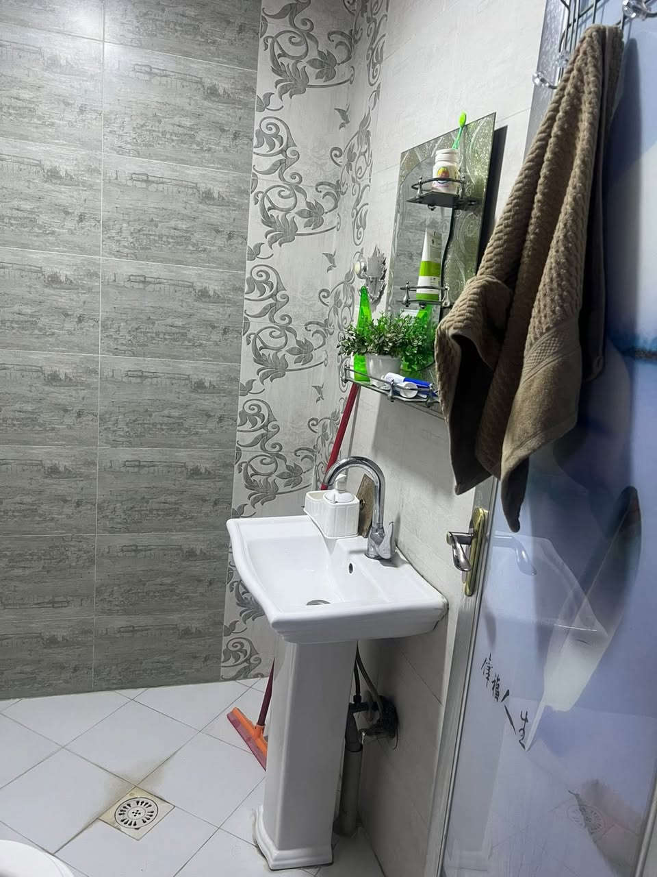 بيت للبيع ٨٠متر واجهة ٤ نزال ٢٠ يحتوي على استقبال وكراج صغير فيه حمام خارجي ومطبخ وحمام ومنور وطابق ثاني غرفتين نوم وحمام وبيتونه وسطحين  للتواصل ***********
