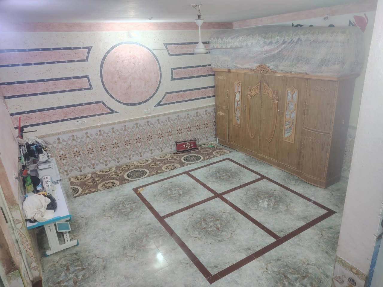 بيت للبيع في حي السلام مقابل مجمع العزه السكني  كامل الخدمات مساحته ٢٠ ٢ هاتف ***********
