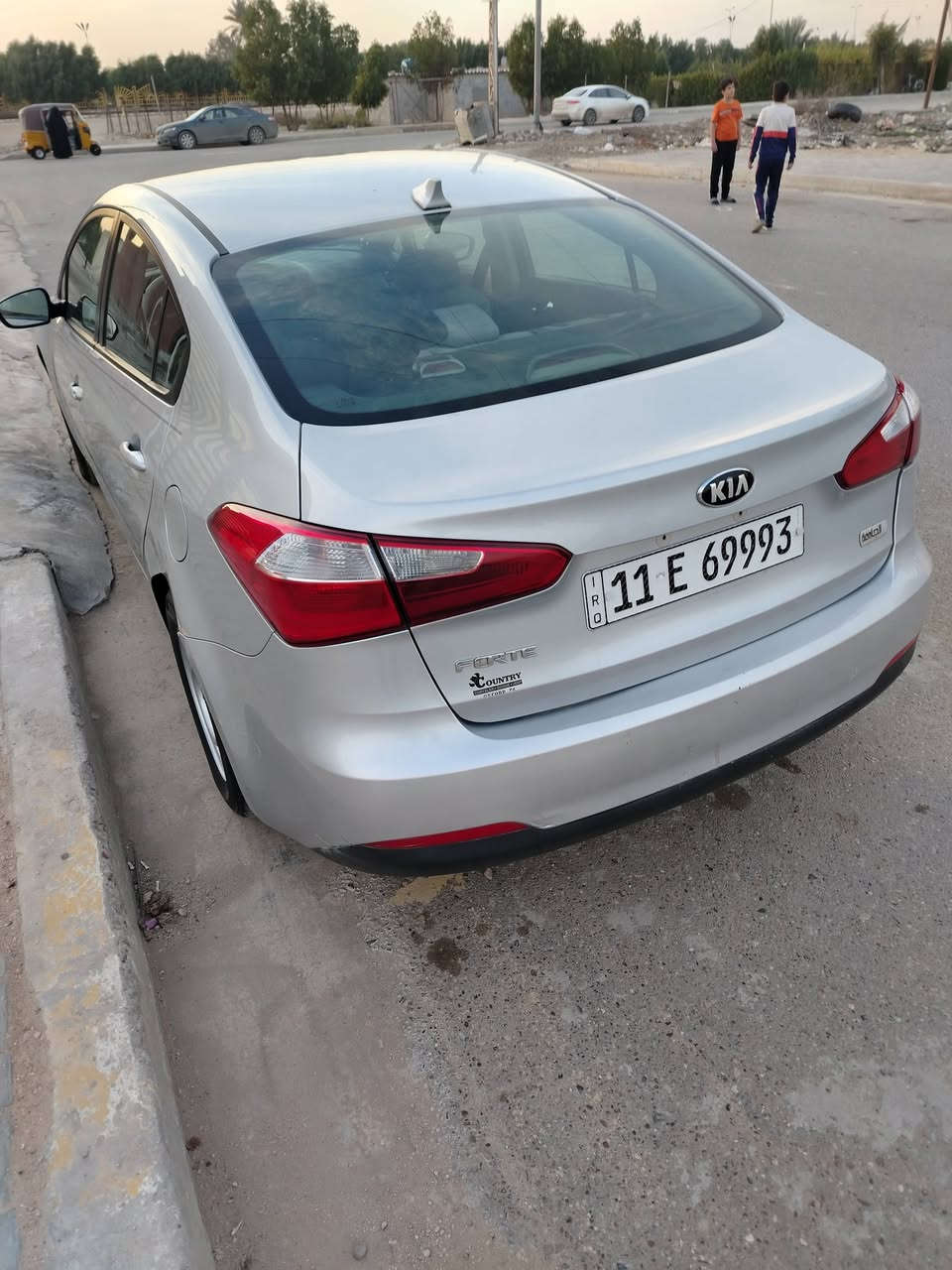 مرخص الكروب يالله السلام عليكم كيا فورتي مديل 2016 بسمي رقم انكليزي مكينه دوش 200 بيه قطقه صبغ والباقي بارد سعر 112 وبيه مجال شي بصيط السياره متعوب عليه والله *********** مكان السيارة بغداد المحمودية
