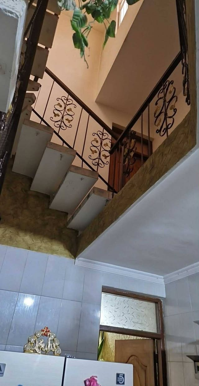 السلام عليكم
(مكلف بالنشر)

بيت للبيع في حي التجار الأولى قرب شارع الأسواق المركزية
مساحة البيت : ٨٠ متر طابقين
الطابق الأول : صاله، غرفه نوم؛ مطبخ، منور، مجمع صحيات
الطابق الثاني : غرفتين نوم و مجمع صحيات

للتواصل الاتصال على الرقم
ابو حيدر ***********
حيدر ***********
