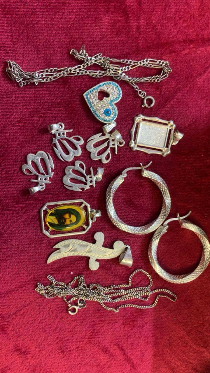 فضة للبيع سوارين وزنجبيل وزن 77غرام 
قطع فضة للبيع انتيكا وزن 155غرام سعر الغرام 5الف العنوان بغداد رقم الهاتف *********** بغداد, العراق
