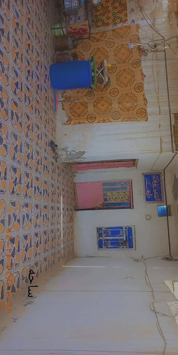 سلام عليكم بيت مساحه ١٤٠ مكانه حي الرحمه خلف ملعب لاتحاد يتكون من صاله ديوانيه مطبخ وغرفه  لاستفسار علا الرقم ***********
