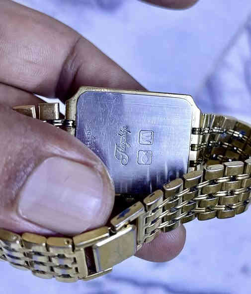 السلام عليكم ساعه لونجين رسمي سويسري باتري 
السعر ٢٠٠  بغداد ***********
