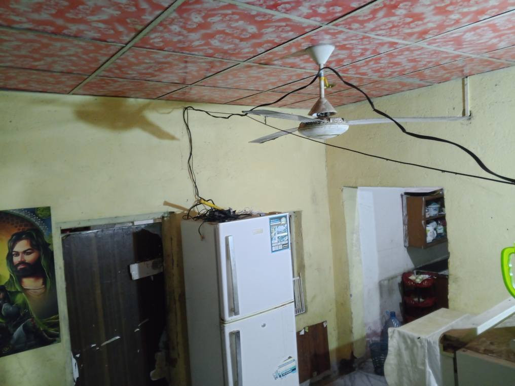 بيت حواسم في القبلة حي الجامعة شارع جامع المصطفى بظهر مدرسة المرتضى يتكون من غرفتين وهول صغير وديوانية خارجية وصحيات سقف سندويج وغرفة عكادة البيت كبير جداً يحتوي على حارمة كبيرة تكدرون تستغلون المساحة بتكبير البيت سعرة البيت 16 وبي مجال بسيط 
*********** البصرة, العراق
