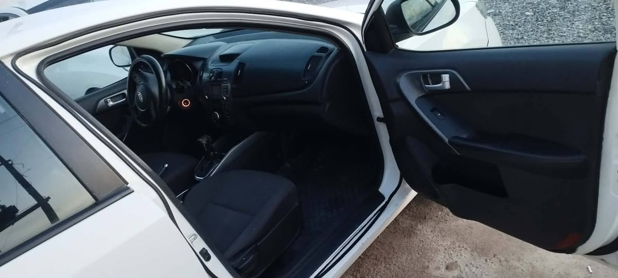 سيراتو ٢٠١١

 داخل اسود 
تحكمات ستيرن جهتين 
شفتات بالاستيرن 
تبريد بيانو (لمس) 
كير 6 نمرات 
حساسات خلفيه 
كزوز رياضي 
محرك وكير بشرط 
طخم تاير جديد 
باتري جديد 
حدادية السيارة ٩٥٪

بيها جاملغ موضح بالصور مع داخل قليل جدا 
السعر ١٠٠


**إذا كنت صاحب هذا الإعلان وتريد حذفه لأي سبب، رجاءا أرسل رسالة إلى الدعم الفني**