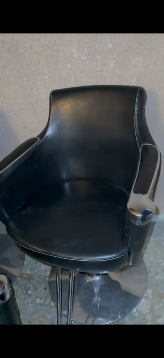 كراسي صالون جديده شخطه مابيهة سعر الكرسي ١٢٥ وبي مجال للتواصل : ***********
