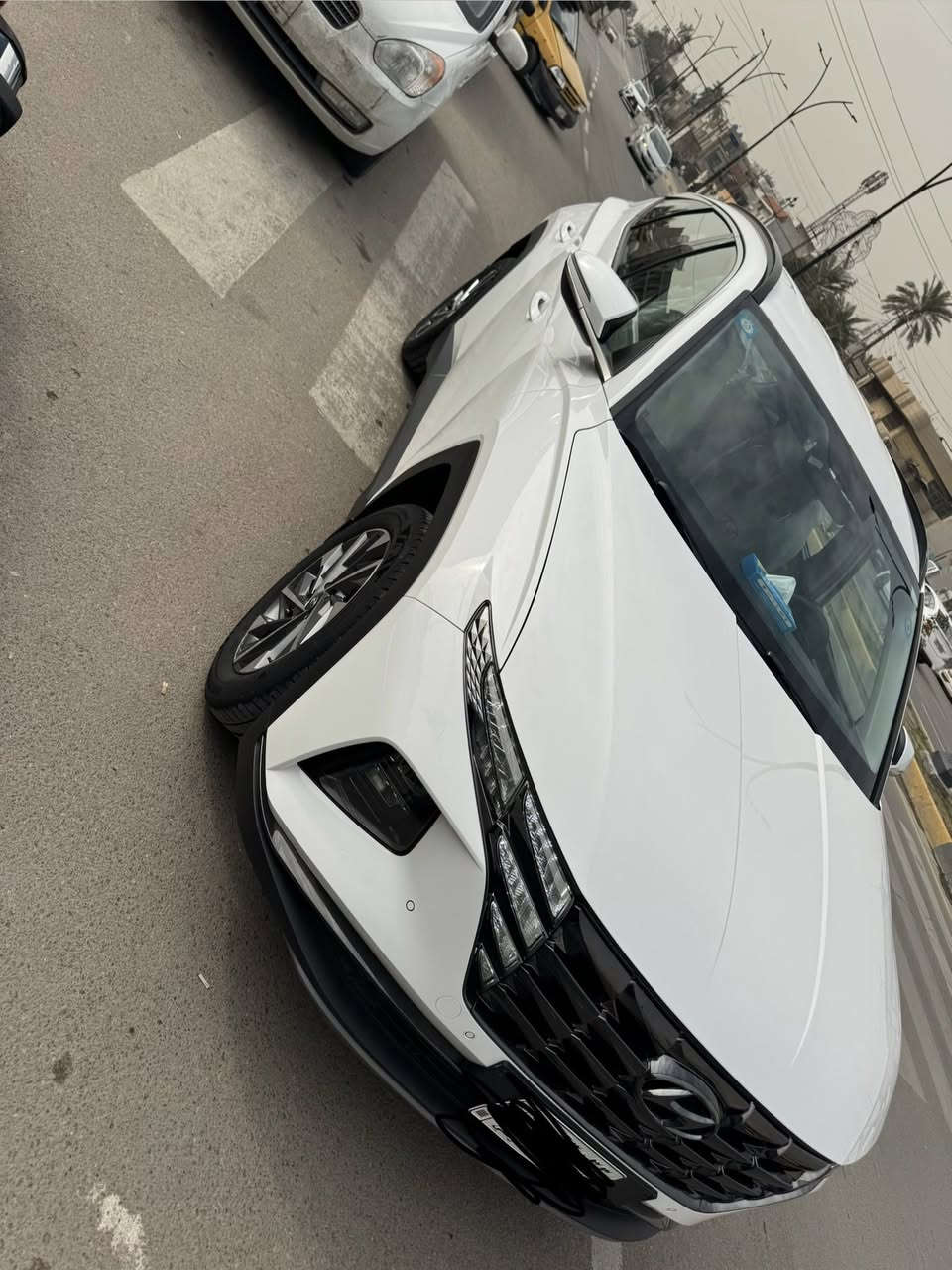 توسان 2023 خليجي اللون ابيض ماشية 40 الف المواصفات بصمه ابواب وتشغيل و كرسي كهربائي عدد2  والداخل ابيض المحرك 2000 كير محرك كهربائيات صدر كير محرك تبريد مكفول من كلشي بدون صبغ فقط بيه بارد الباب الخلفي عكس السائق  الرقم بغداد مشروع وطني مكان السيارة بغداد الاعظمة او الصليخ السعر 213 ورقه بسه مجال اذا مراوس حسب القناعة للتواصل *********** ابوحسن
