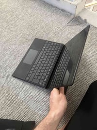 بيع Surface Pro X بحالة ممتازة جداً – جهاز راقٍ ومتكامل  🔹 المعالج: Mi...