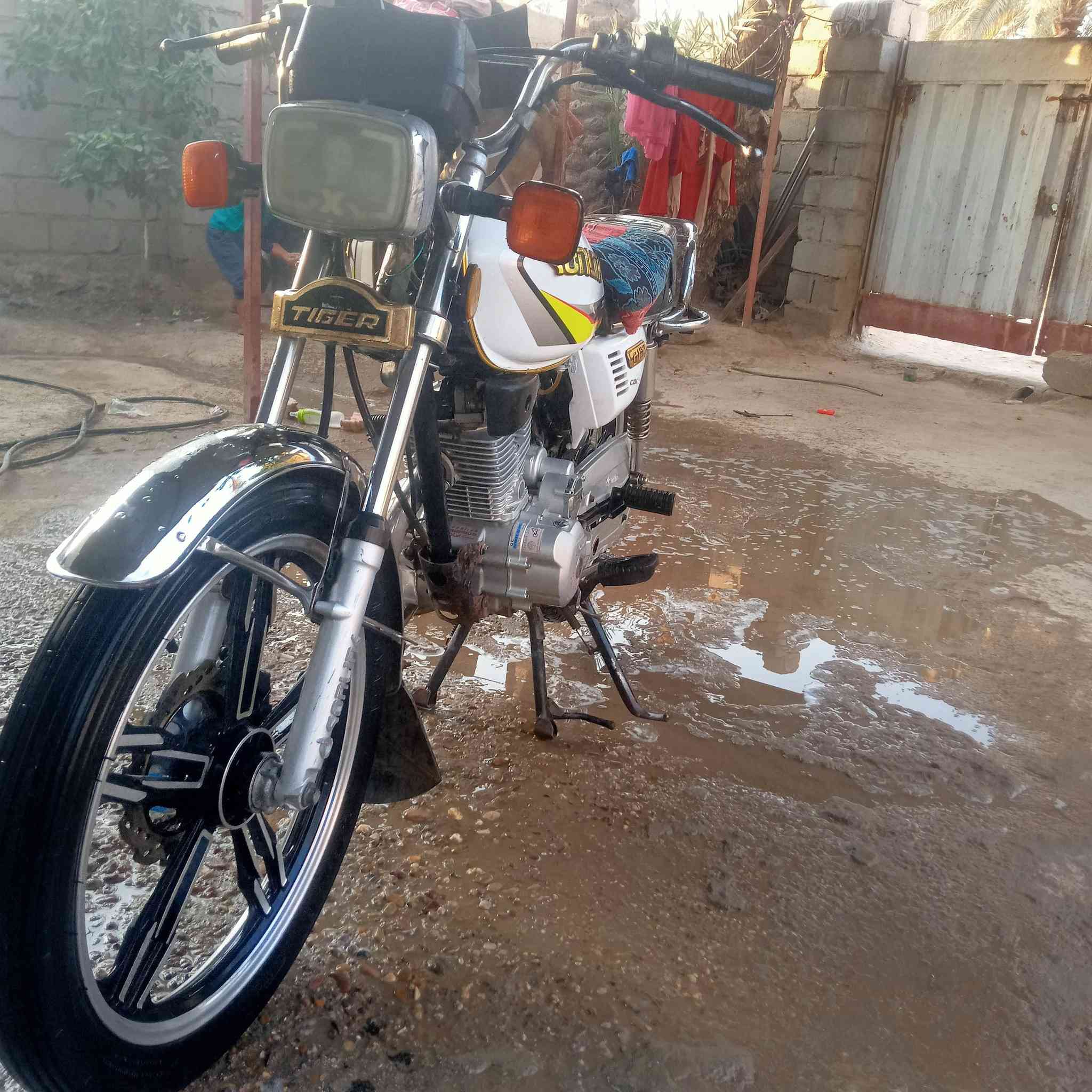 سلام عليكم دراجه للبيع موديل 20 بيهه صوت بلكرام شفت 
اوراق السعر 400وبيهه مجال ***********
