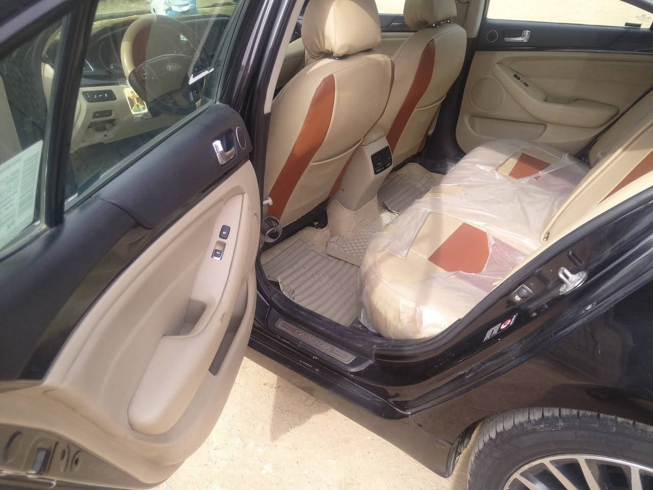 السلام عليكم     للبيع او المراوس حسب القناعه كيا كتدنزا موديل 2014
رقم بغداد تحويل مباشر 
وارد امريكي بيها 3 قطع صبغ 
محرك 6  كير اوتماتيك  
السياره فول مواصفات 
بنوراما 
بصمه تشغيل 
بصمه ابواب 
كشنات جلد كهرباء 
برده خلفيه كهرباء 
تحكمات ستيرآ 
شااشه كامره 
حساسات 
شفتات بالسترآ
انضمه قياده 
اشاير بالمري 
اشاير ترحيب 
تبريد قطعتيت 
مري كهرباء 
ويل كب تخم تاير 
العنوان الرمادي الصوفيه للاستفسار الخاص مفتوح 
هاتف ***********
