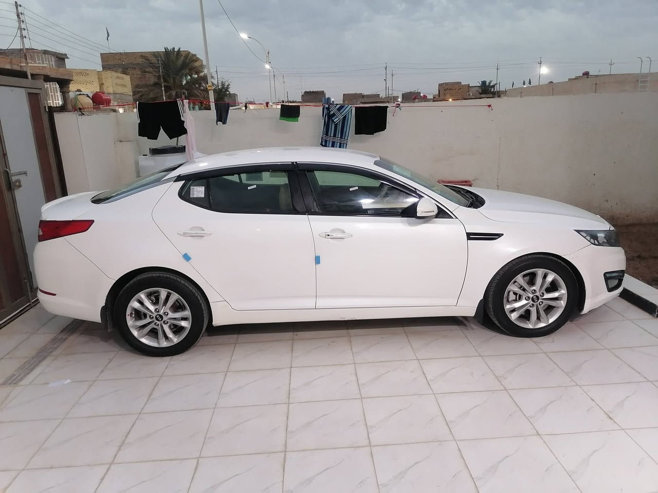 🚗 كيا أوبتيما خليجي 2013 (فوول مواصفات عدا البانوراما) للبيع
​الموديل: 2013
​المحرك: 2400 دوش (مكينة بلادية بحال الشركة، ما مفتوح بيها برغي).
​العداد (الممشى): 200 ألف كم.
​الرقم والسنوية: رقم بصرة باسمي، السنوية والهزة جديدة (كملتها قبل 20 يوم) وجاهزة، السنوية لغاية 2029.
​✨ المواصفات والكماليات:
​التشغيل والتحكم: بصمة تشغيل وأبواب.
​الشاشة والرؤية: كاميرا خلفية مع حساسات خلفية.
​المرايا: مري شفط (طوي كهربائي).
​الإضاءة: لد (LED) أمامي نهار بلادي.
​التبريد: قطعتين (أمامية وخلفية) 
​القطع الخارجية: دبل كزوز، ويدات الأبواب نيكل.
​الداخلية والمقاعد: كشنات جلد كهربائية، مع دواخل صاج مميزة.
​🛠️ حالة السيارة والجاهزية:
​البودي (الشرط): مكفولة من الصبغ والتبديل بالكامل، حتى الدعاميات بلادية، بيها فقط بارد بسيط جداً بالهلال.
​الادامة والجاهزية: السيارة جديدة وجاهزة من كلشي (حدادية جديدة، باتري جديد)، وما تحتاج أي مصاريف.
​💰 السعر وتفاصيل الاتصال:
​السعر: خاص  اتصل على رقم الهاتف ***********
​الموقع: ذي قار - ناحية المنار

