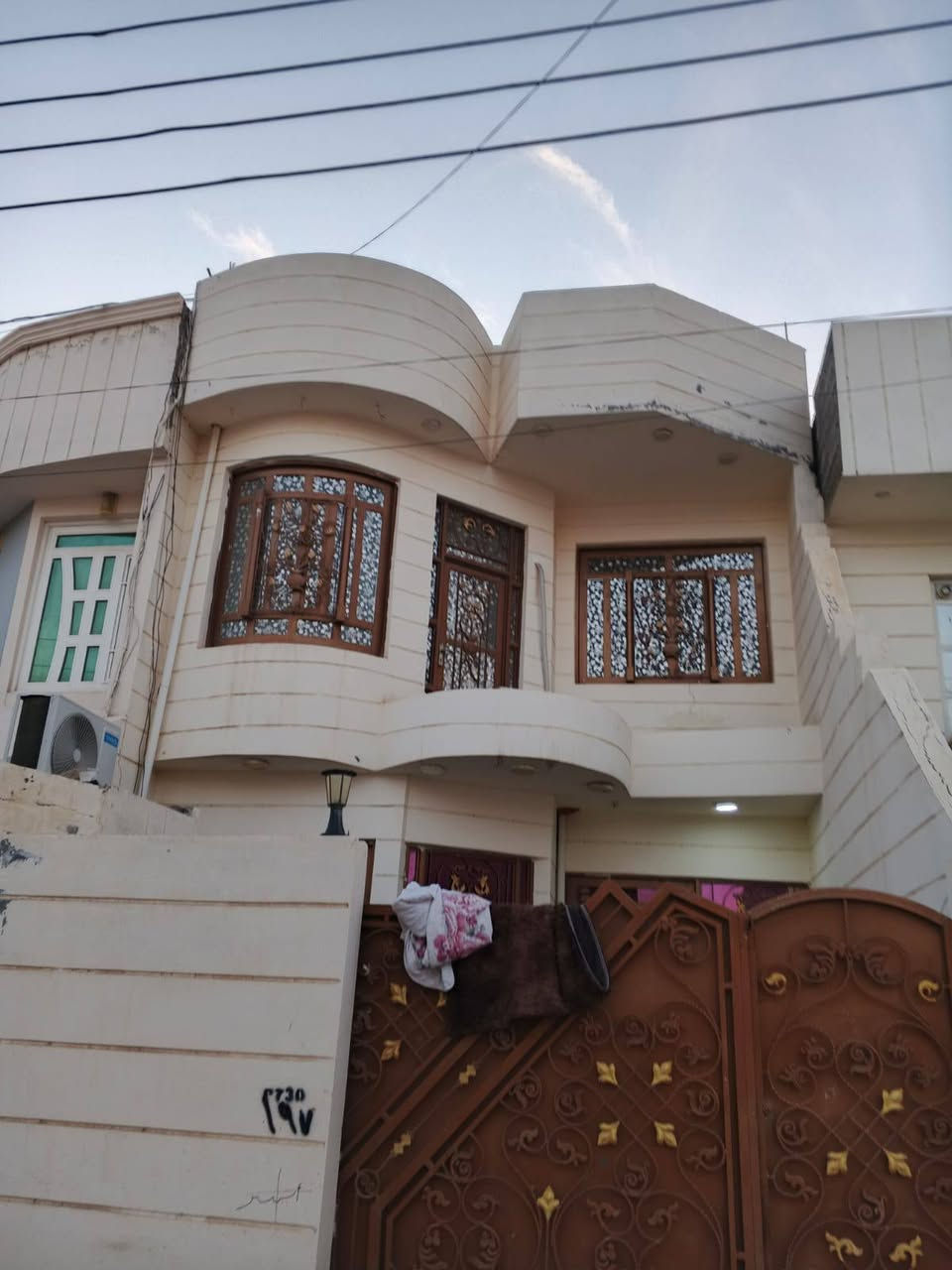 بيت للبيع في حي الجامعه خلفه شارع ٥٠خلفه.مكون من قاطين سيراميك كامل حزام.بناء ٢٠١٨. قاط اول غرفه وحمام.وصاله وبيها حمام.وديوانيه ومطبخ حار وبارد.وقاط الثاني.كذالك.نفس القاط الاول.. لاستفسار لارقام 
.***********
***********الرقم بي واتساب
