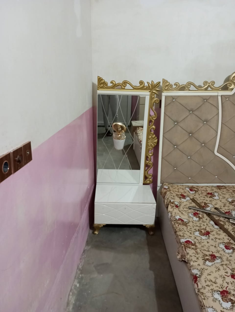 غرفة نوم للبيع سعرها 300 الف وبيها مجال المنطقة دوميز الزراعي قريب على محطه شمس للتواصل ***********
