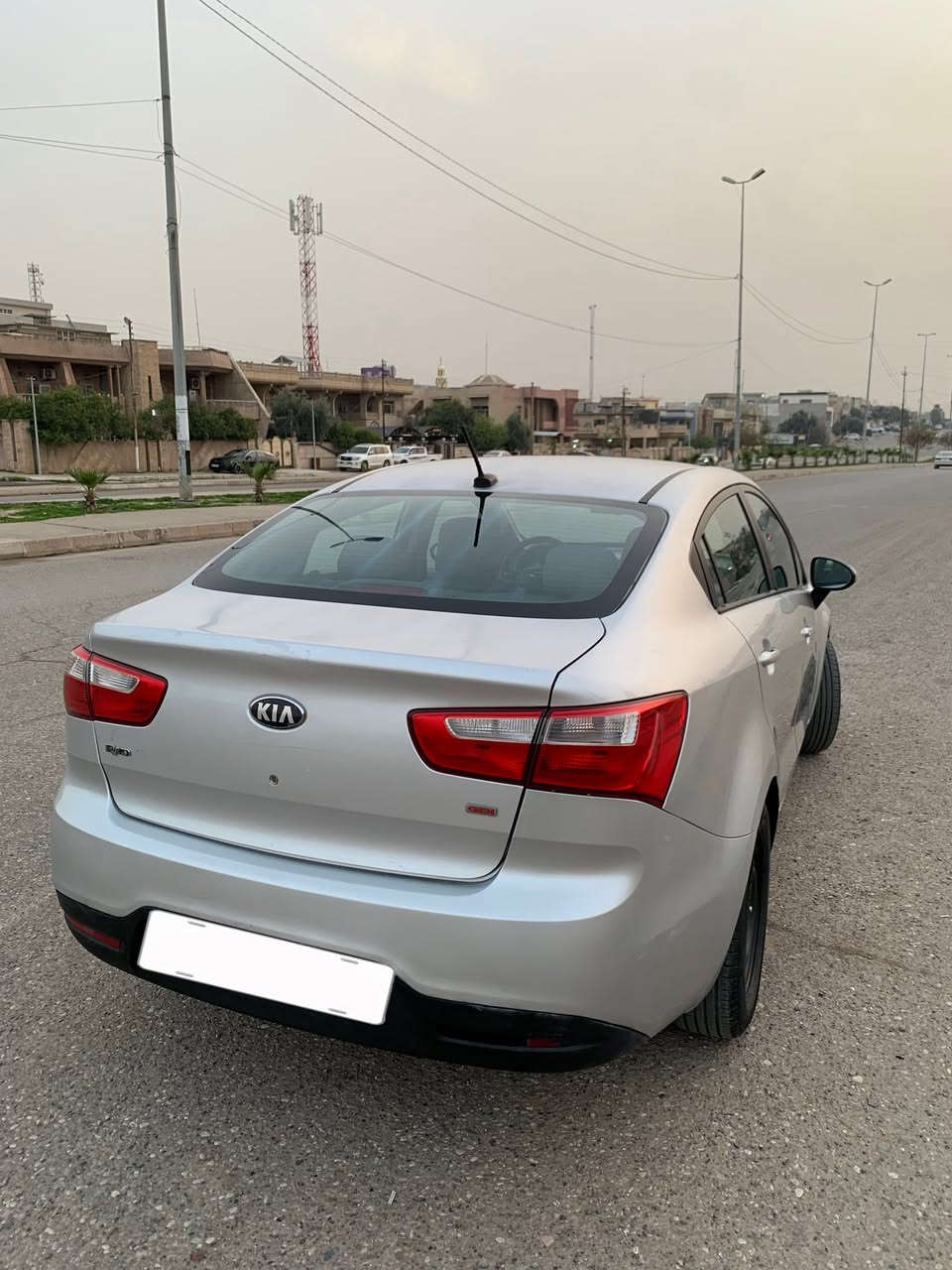 كيا ريو 2013
السعر 90 ورقة 
رقم نينوى الجديد وهزة وسنوية جديده
ماشي 74 ميل حقيقي
وارد امريكي
لون سلفر 
مكينة 1.6 
كير ATF
مواصفات عاديه ستاندر
مكينة وكير شرط 
سياره ليبل واحد كلها بدون تبديل 
 بجم كبس وخلف كبس
بيها صبغ شويه  بل هلال الخلفي 
وبارد جاملغ امامي سائق 
وملاحظات خدوش + سقف بدايه تقحيل


**إذا كنت صاحب هذا الإعلان وتريد حذفه لأي سبب، رجاءا أرسل رسالة إلى الدعم الفني**