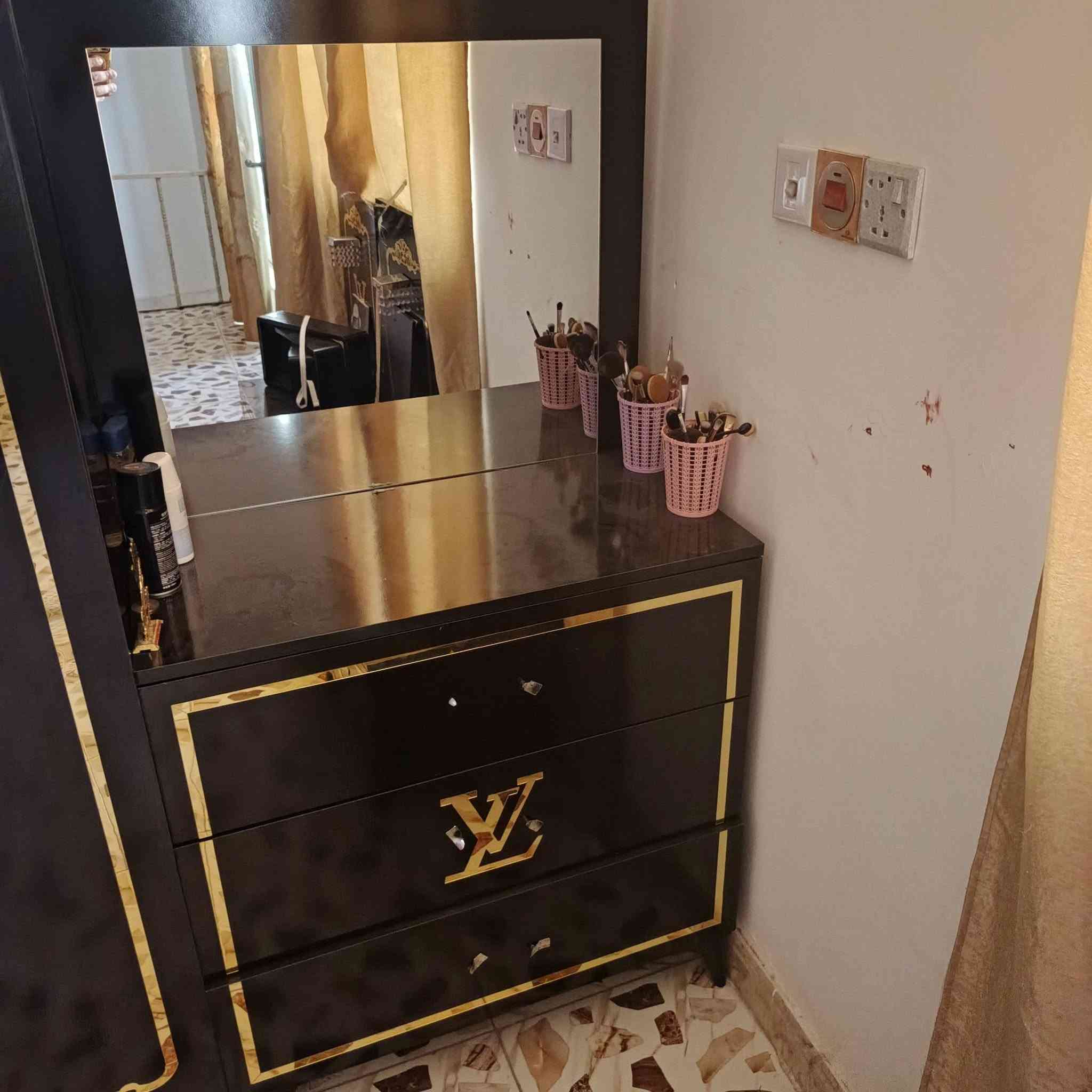 تخم قنفات مستخدم 3 قنفات فقط بدون كراسي ٨ مقاعد السعر ١٧٥ ألف
ميز مراية و قطعتين جانبيات للجربايه و جربايه بيها نقص خشبه غطاء السعر ١٥٠ ألف جرباية + ميز امراية + قطعتين جانبيات للجرباية 
فقط الجرباية بيها نقص لوح الخشب الغطاء وبيها خشبه موضحه بالصوره مكسوره    السعر 100 قفل 

جرباية اطفال حديد طابقين وتكدر تفصلهم كل طابق لوحده 
وياهم دوشك 1 ضغط عاااالي السعر 50 قفففففل 

ميز خشب 5 طوابق سعره 50 ألف بي شويه تلف ما مأثر

الحسينية قرب الجسر وات ساب 
***********
